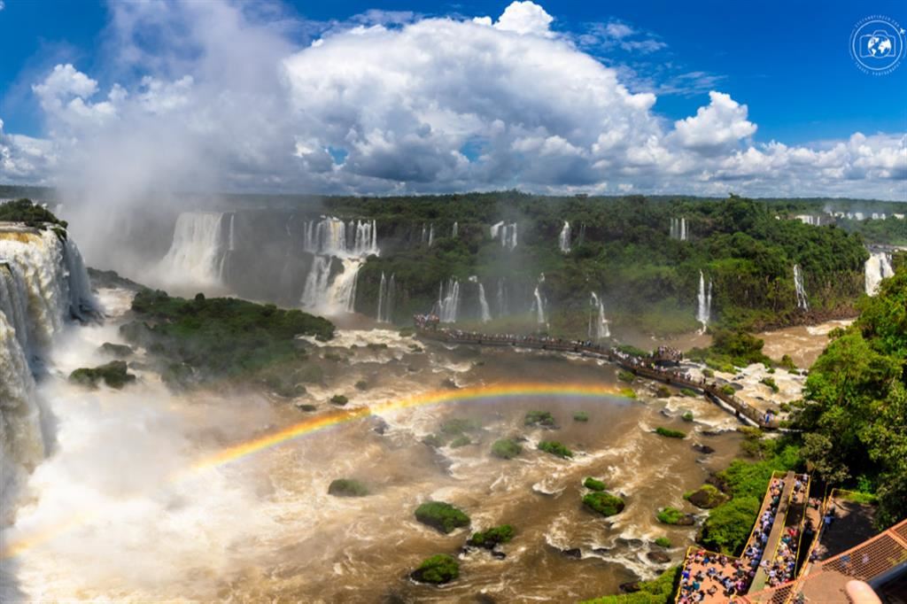 Le cascate del fiume Iguazù in una panoramica dal lato del Brasile - © Stefano Tiozzo