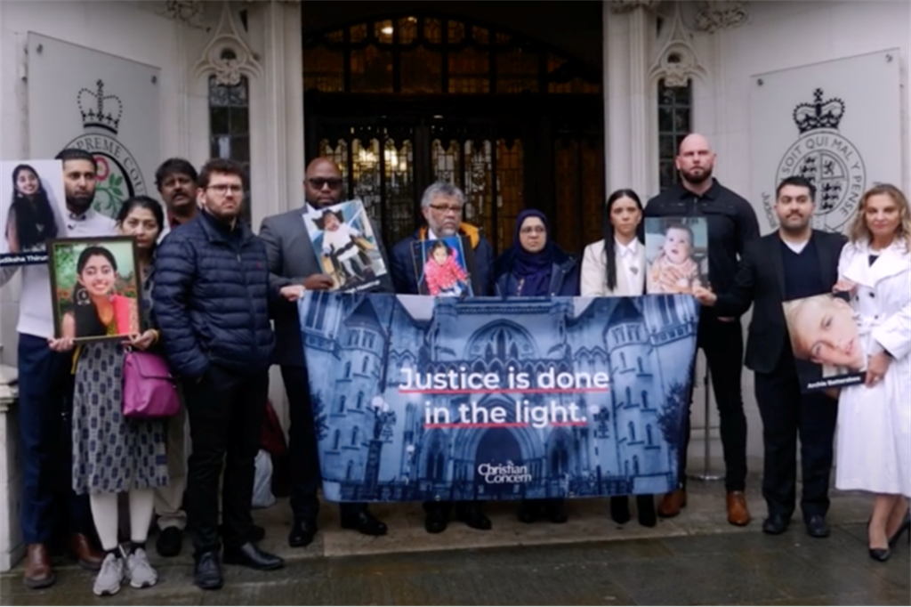 Il gruppo dei genitori che appoggiano l’azione all’Alta Corte di Londra