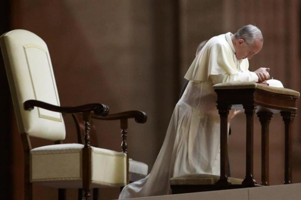Papa Francesco in preghiera a San Pietro