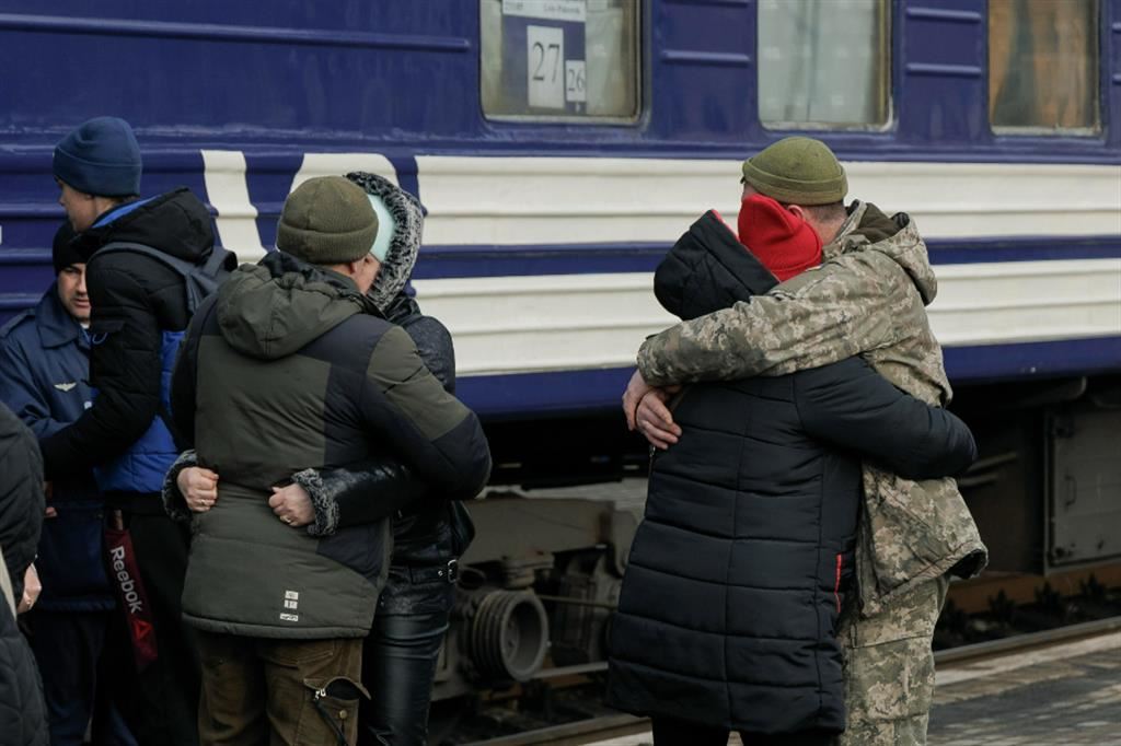 L'abbraccio dei militari ucraini in partenza per il fronte alle loro mogli