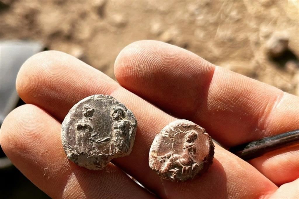 Due bullae raffiguranti Giove Dolicheno che stringe la mano ad un imperatore romani, a destra, Tyche seduta
