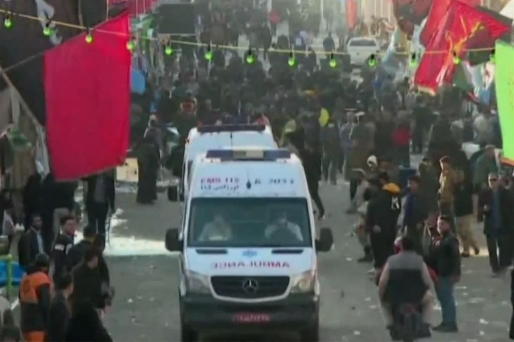 Una ambulanza vicino al logo delle due esplosioni a Kerman