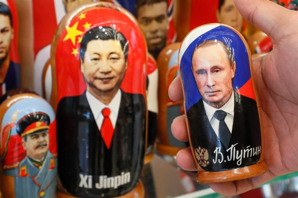 Putin e Xi ritratti su alcuni souvenir