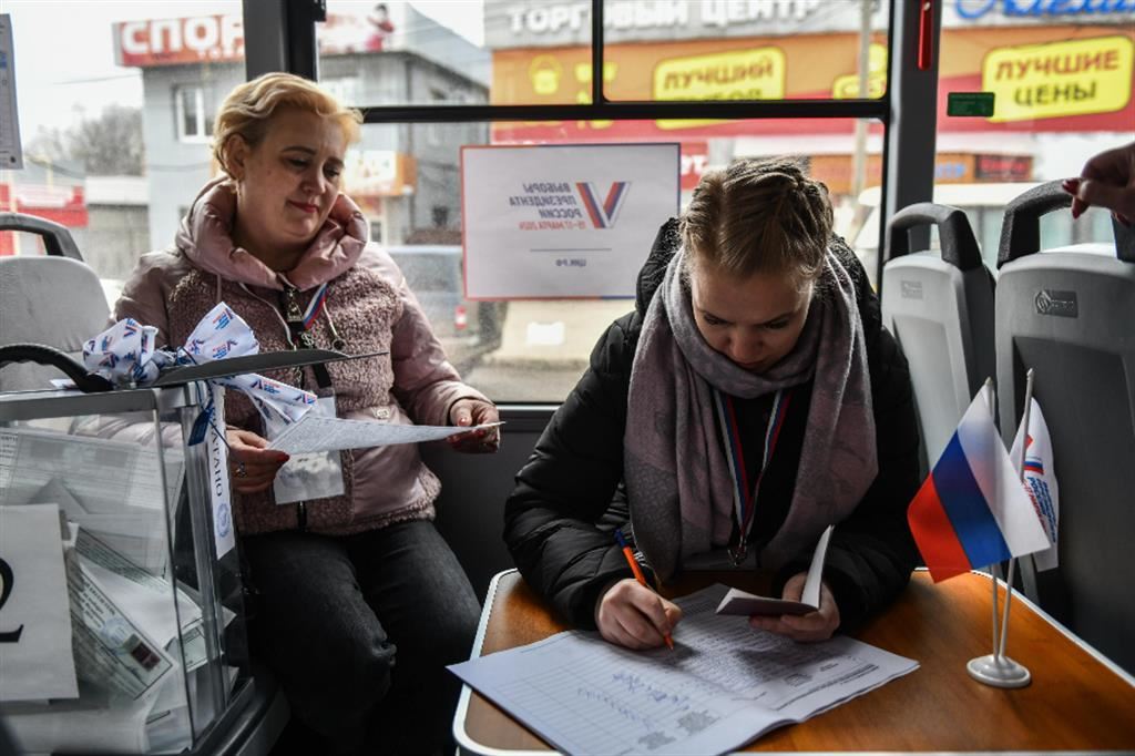 Elettori al voto nel Donetsk