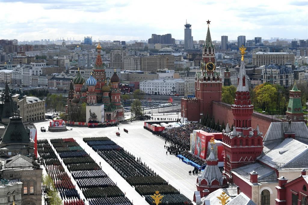 Una parata nella Piazza Rossa a Mosca