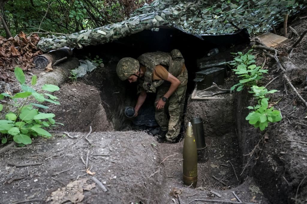 Artiglieri ucraini nelle trincee orientali