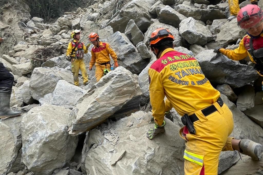Le operazioni di soccorso e di recupero dei dispersi a Taiwan dopo il terremoto di magnitudo 7.4