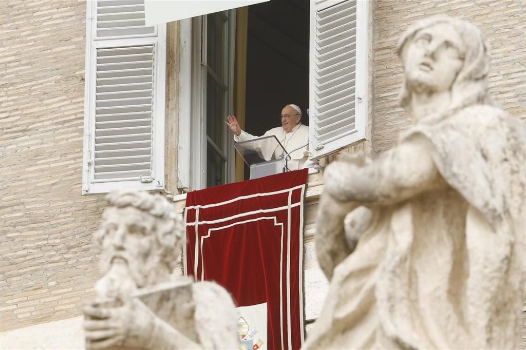 Il Papa saluta i fedeli dopo aver recitati il Regina Coeli di Pasquetta