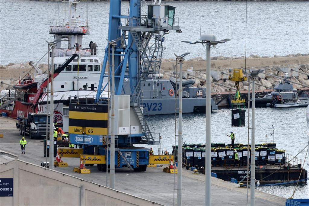 Le operazioni di carico degli aiuti umanitari sulla nave di Open Arms partita stamani da Larnaca (Cipro) e diretta a Gaza per una sperimentazione del corridoio umanitario marittimo