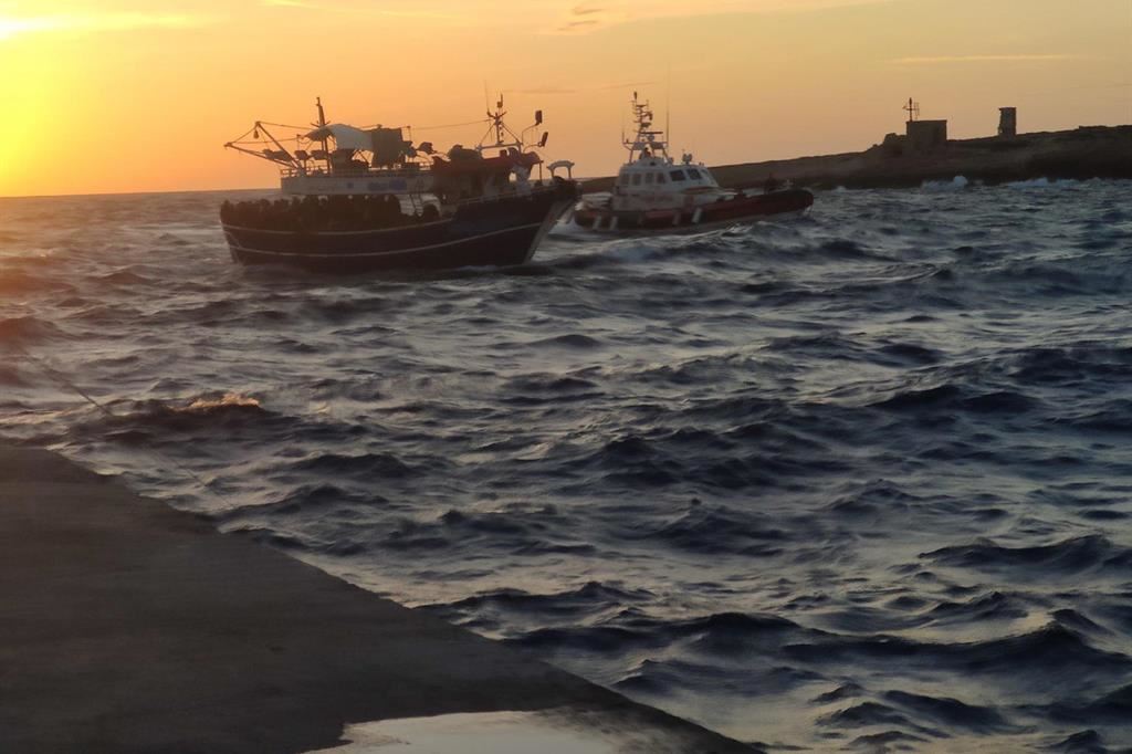 Un altro maxi sbarco stanotte a Lampedusa. Migranti salvati da una petroliera