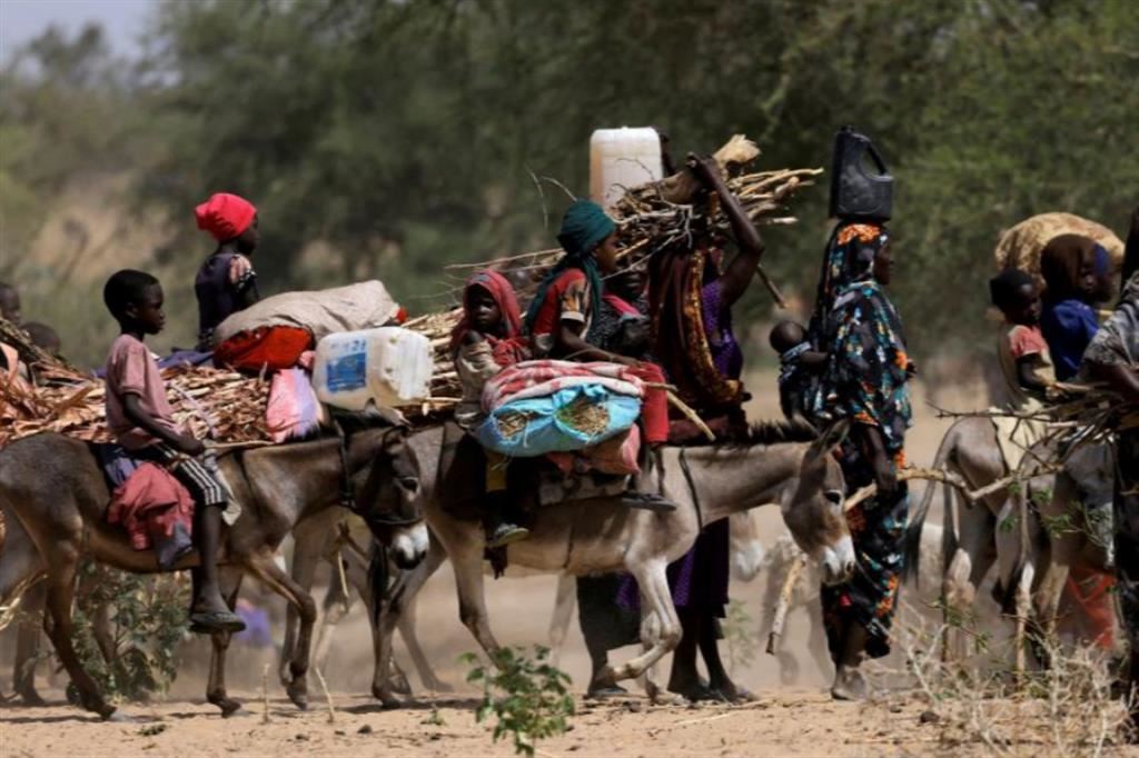 Sfollati sudanesi attraversano il confine con il Ciad