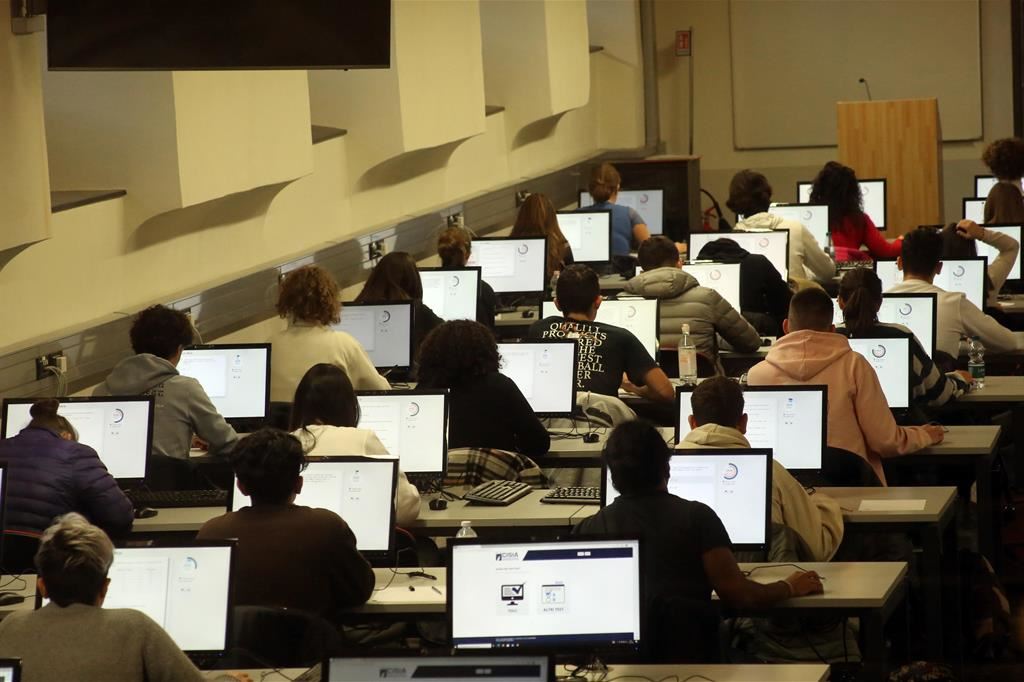 Un'aula d'esame durante il test di ammissione alla facoltà di Medicina dell'Università nel 2023
