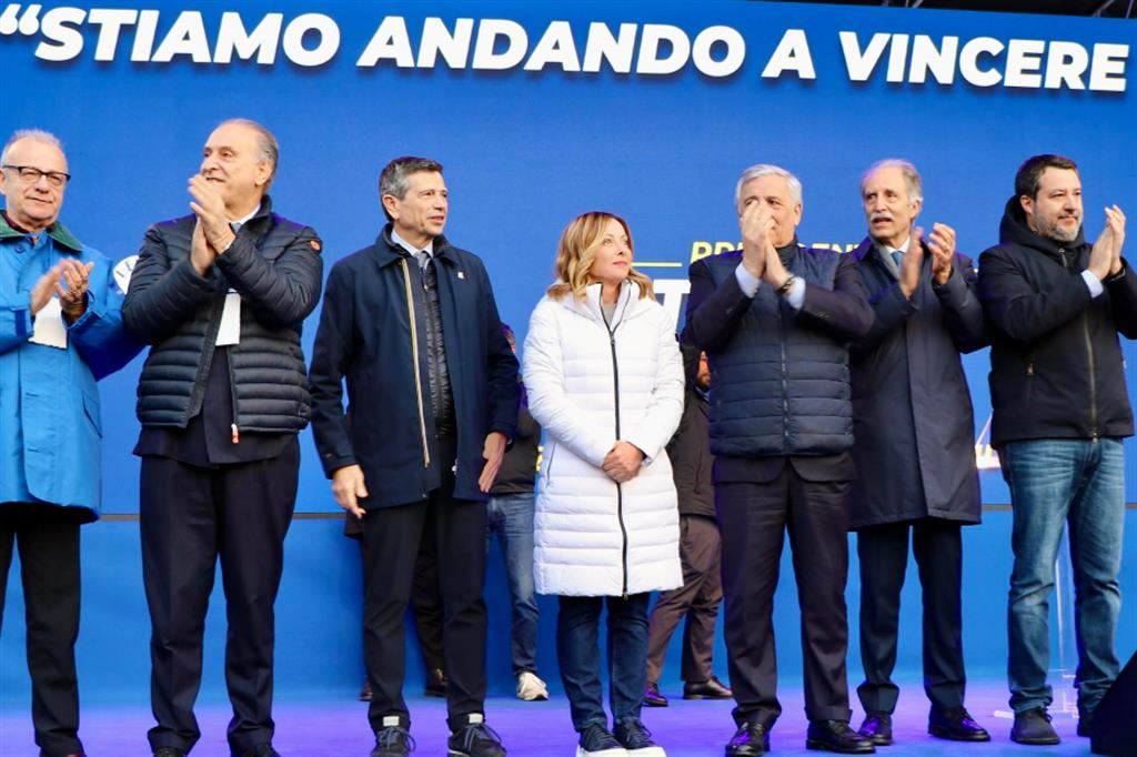 Vito Bardi (a sinistra di Matteo Salvini) insieme ai principali esponenti della maggioranza di governo, tra cui spicca la premier Meloni