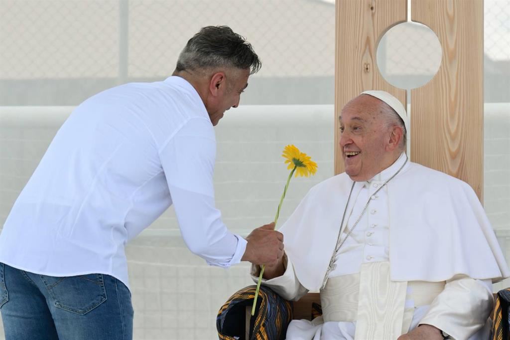 Il Papa riceve un omaggio floreale da un detenuto nel carcere di Montorio