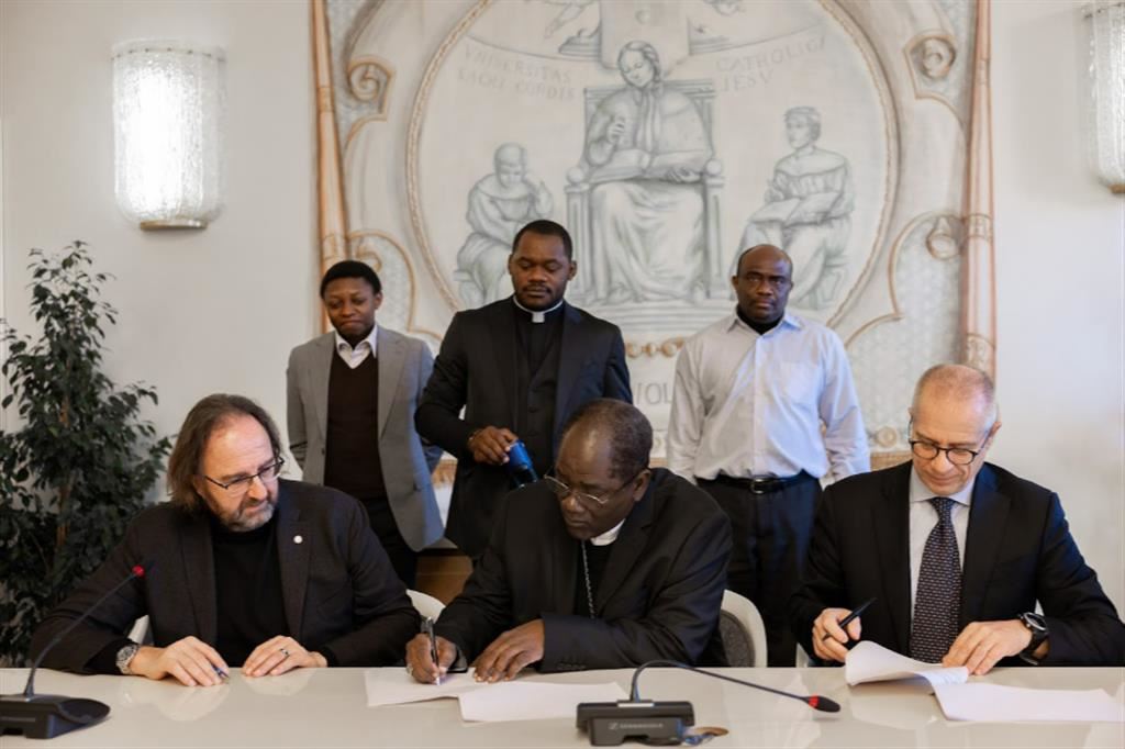 Da sinistra il preside Gasbarrini, l'arcivescovo Mbarga, il prorettore Cocconcelli