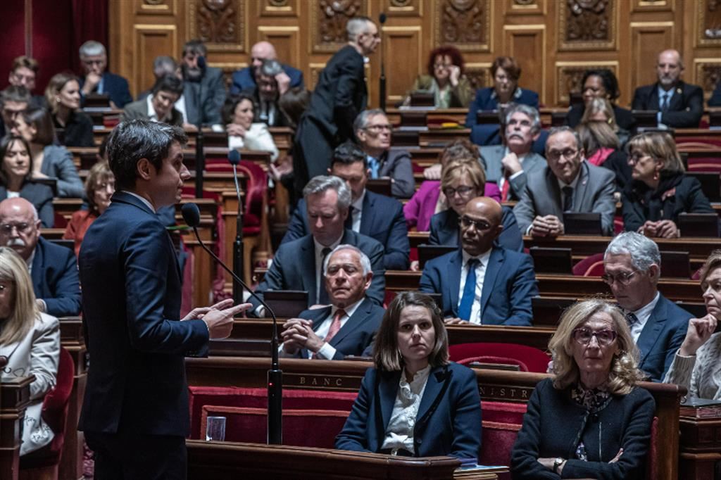 Il premier francese Gabriel Attal interviene al Senato durante il dibattito sulla riforma costituzionale