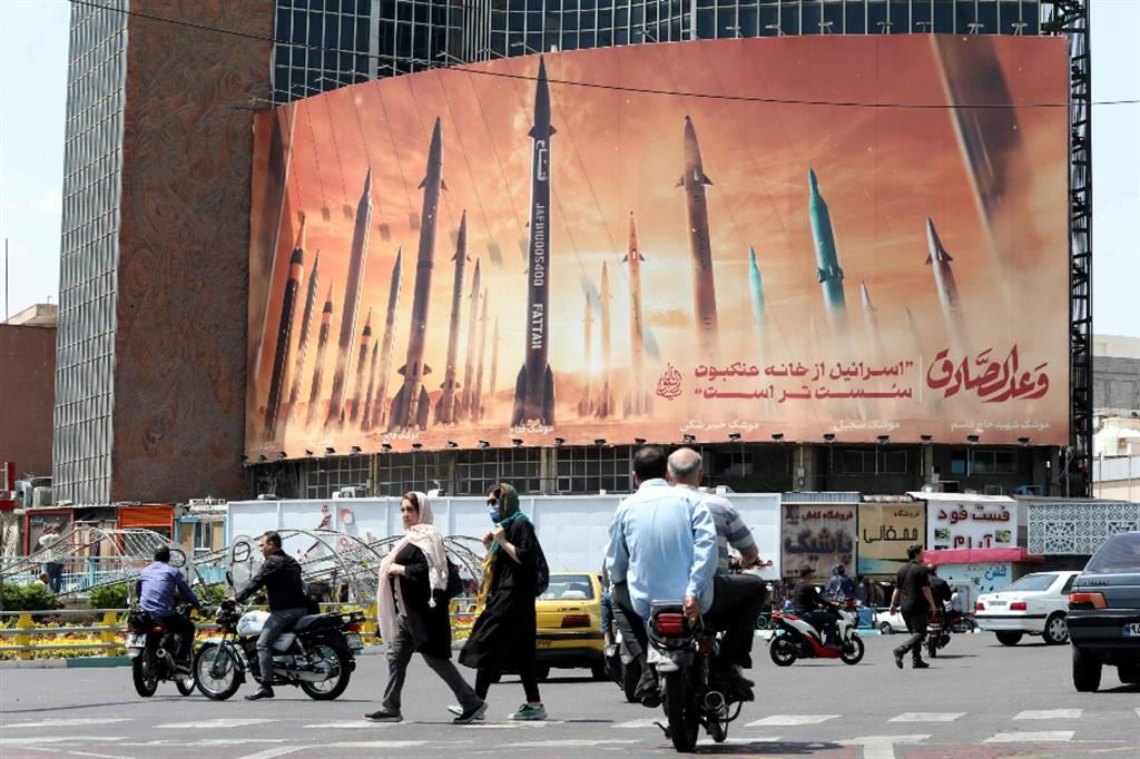 Il regime sciita, dalle elezioni del marzo scorso, ha tappezzato di manifesti di propaganda bellica la capitale iraniana Teheran