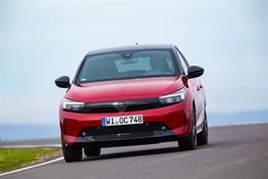 Opel non resta indietro: l'ibrido leggero va di Corsa