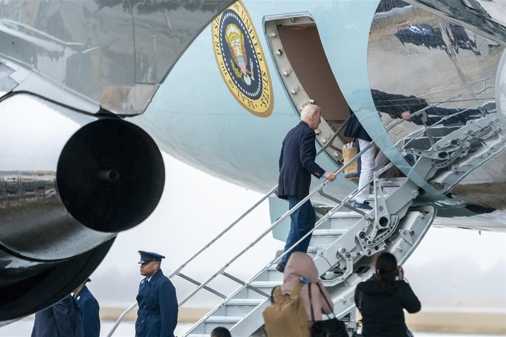 Il presidente Joe Biden sale a bordo dell'Air Force One