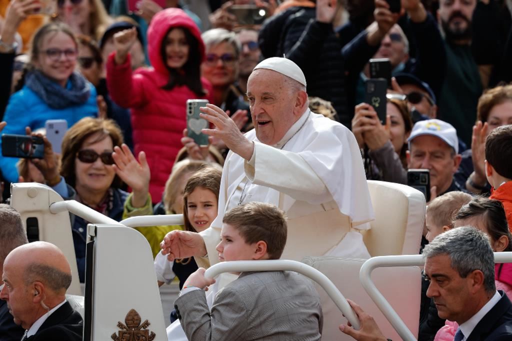 Il Papa sulla jeep con alcuni bambini