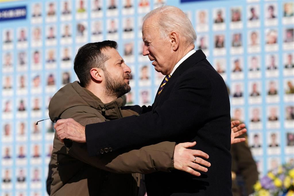Zelensky e Biden si abbracciano durante un incontro