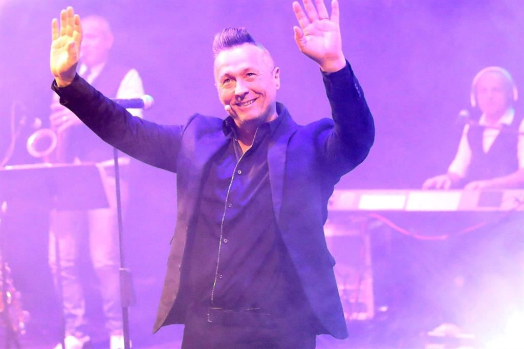 Il cantautore e showman Paolo Belli sul palco dello spettacolo musicale "Pur di far commedia" che riparte con il tour il 16 febbraio da Gallipoli