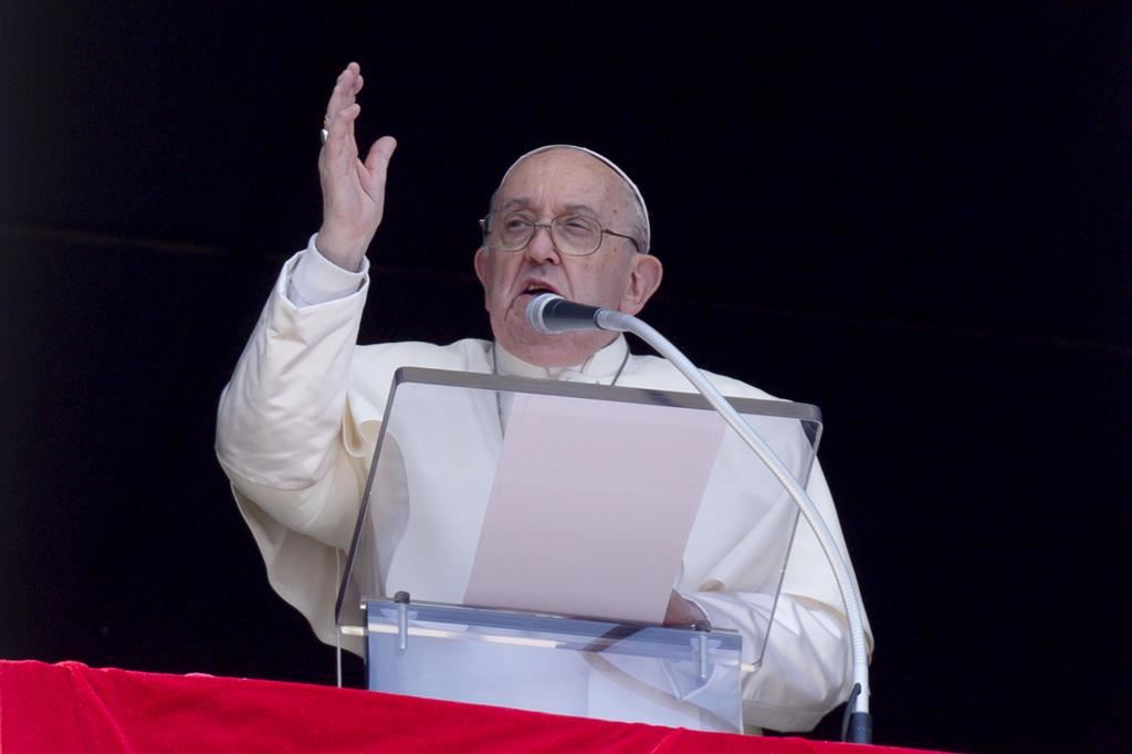 Papa Francesco, ieri, mentre guida la preghiera del Regina Coeli