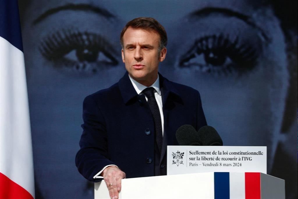 Il presidente francese Emmanuel Macron durante la celebrazione a Parigi per la "libertà di aborto" in Costituzione