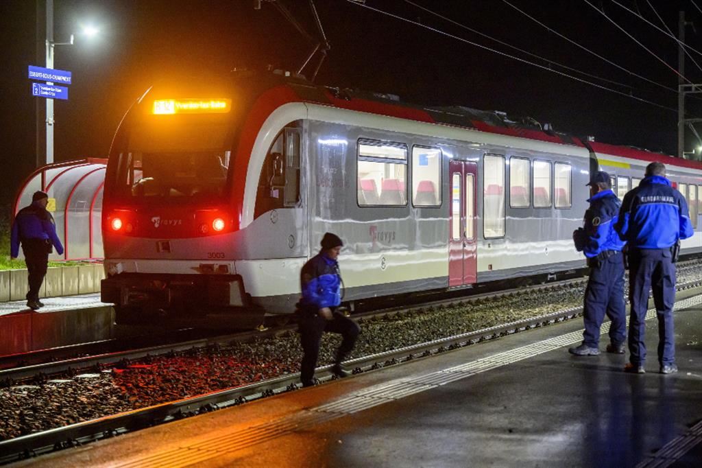 La polizia cantonale di Vaud ispeziona il treno Travys dopo la liberazione degli ostaggi alla stazione di Essert-sous-Champvent