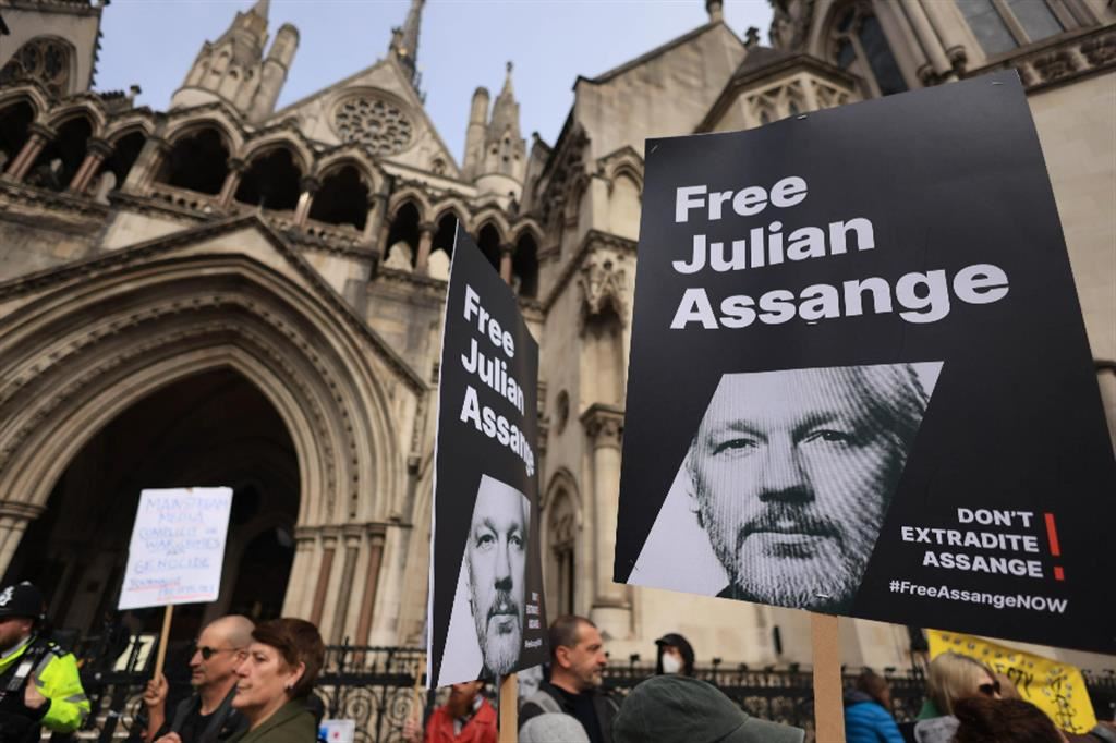 Manifestazioni per Assange davanti all'Alta corte di Londra