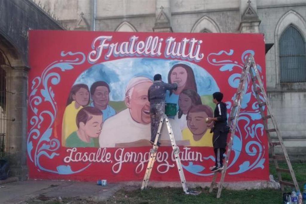 Alcuni dei murales realizzati dal gruppo Cruz del sur nelle “villas miserias” attorno a Buenos Aires - Lucia Capuzzi