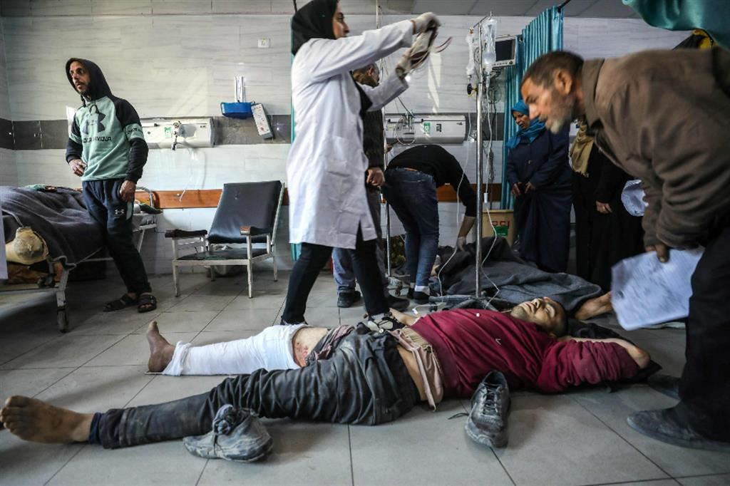 Un palestinese ferito a Gaza viene curato in ospedale