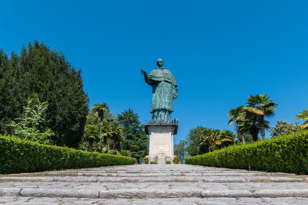 La grande statua di san Carlo Borromeo in cima al monte di Arona, sul Lago Maggiore
