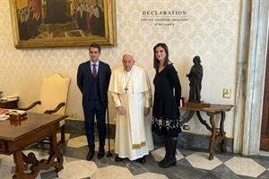 Il Papa incontra Olivia Maurel, testimonial contro l'utero in affitto