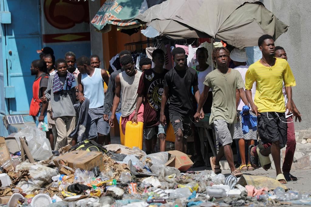Sfollati in fuga dai quartieri del centro di Port-au-Prince assaltati dalle gang