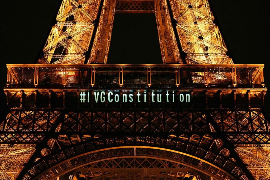 La Torre Eiffel con la scritta che celebra la riforma costituzionale