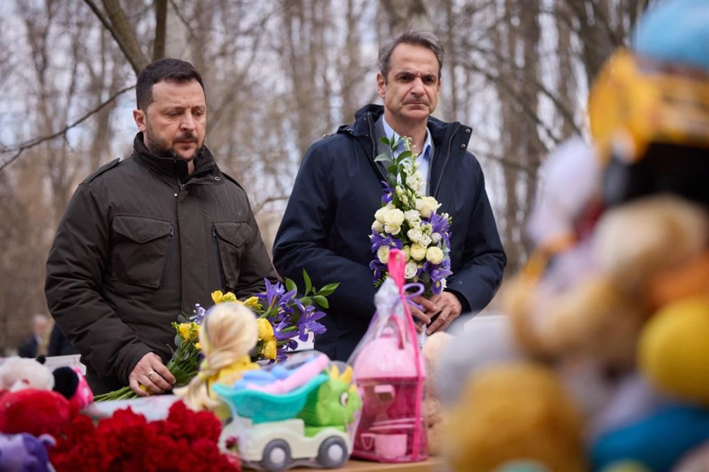 Il presidente ucraino Volodymyr Zelensky (a sinistra) con il premier greco Kyriakos Mitsotakis hanno reso omaggio ieri alle vittime di un attacco con drone su un edificio residenziale a Odessa