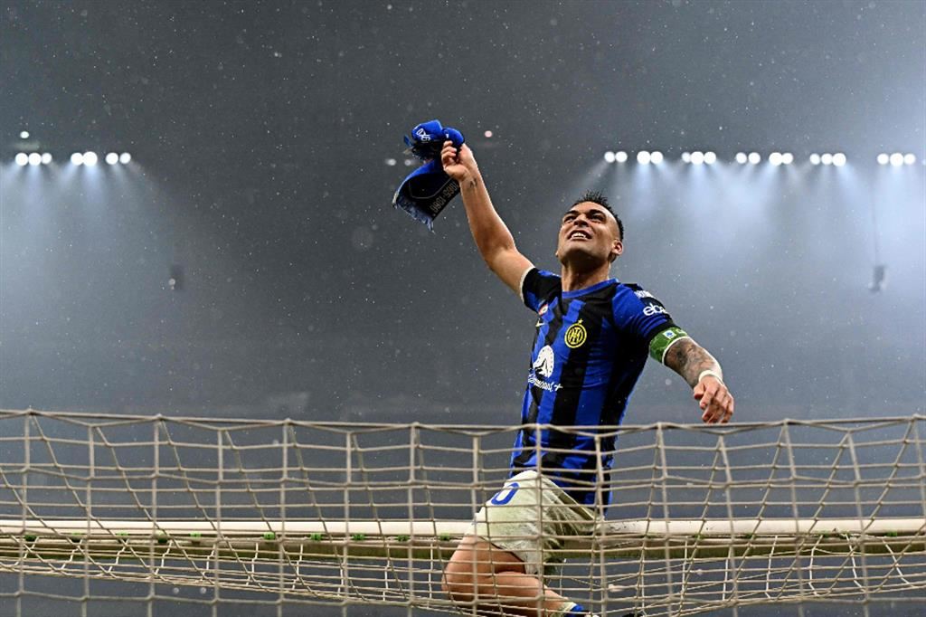 Lautaro Martinez festeggia il 20° scudetto dell'Inter