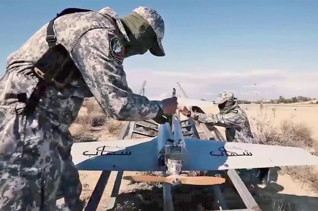 Il lancio di un drone Sherbab da parte di un miliziano di Hamas