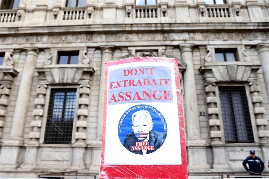 Presidio in piazza della Scala a Milano per Julian Assange