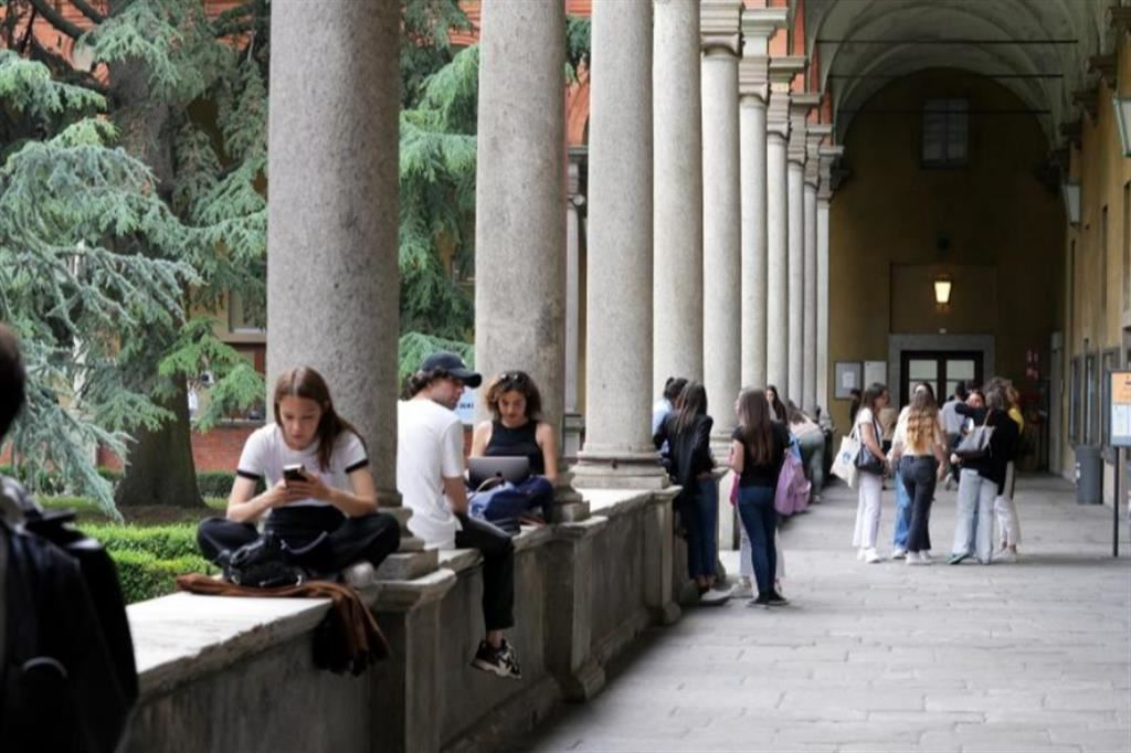 Studenti in uno dei chiostri della sede storica dell'Università Cattolica in largo Gemelli a Milano