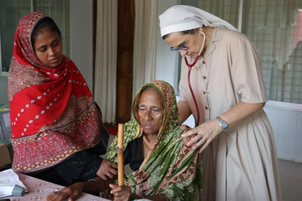 Suor Roberta Pignone impegnata accanto ai malati in Bangladesh