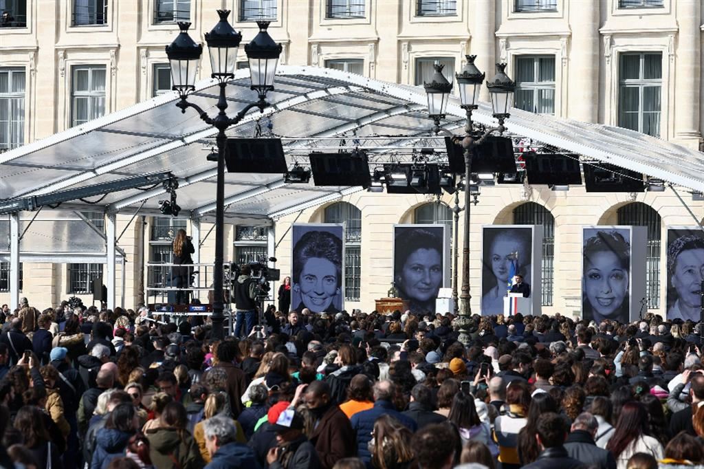 La festa a Parigi l'8 marzo con il presidente Macron per l'introduzione dell'aborto nella Costituzione