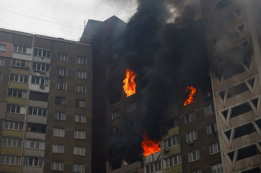 Pioggia di missili russi sull'Ucraina, uno anche sulla Polonia: tre civili morti