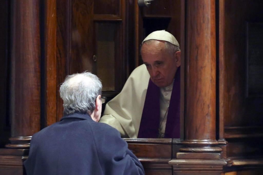 Papa Francesco mentre confessa