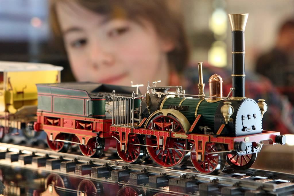 Un bambino gioca con un trenino