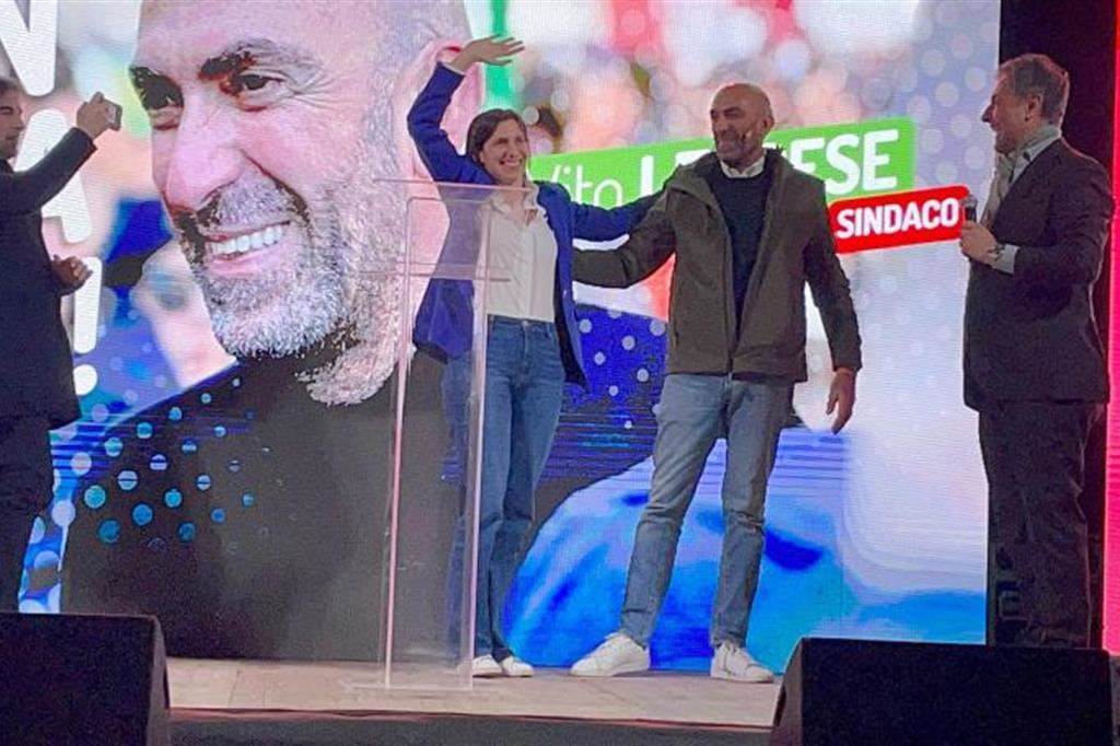 La leader del Pd, Elly Schlein, sul palco di Bari con il candidato sindaco Vito Leccese
