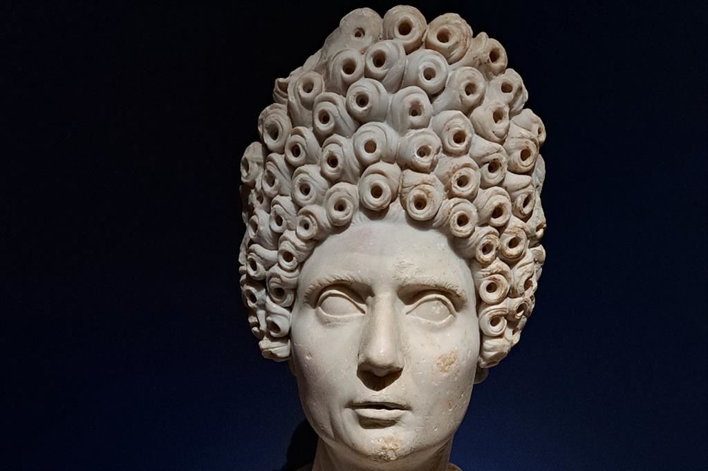 Busto femminile in marmo bianco dei primi del II secolo d.C., detto “testa Fonseca”, con acconciatura detta “a cavatappi”. Roma, Galleria Colonna