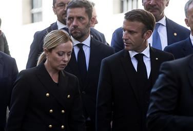 Meloni altolà alla Nato e a Macron: serve prudenza