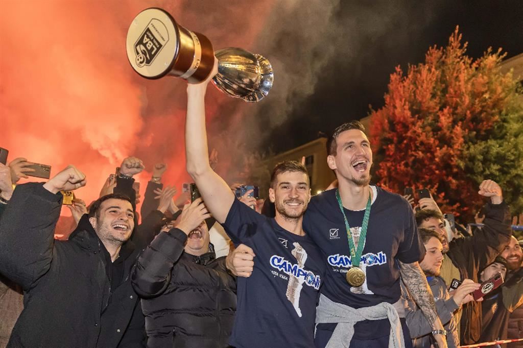 Tifosi in festa per il ritorno della Gevi Napoli con la Coppa Italia di basket